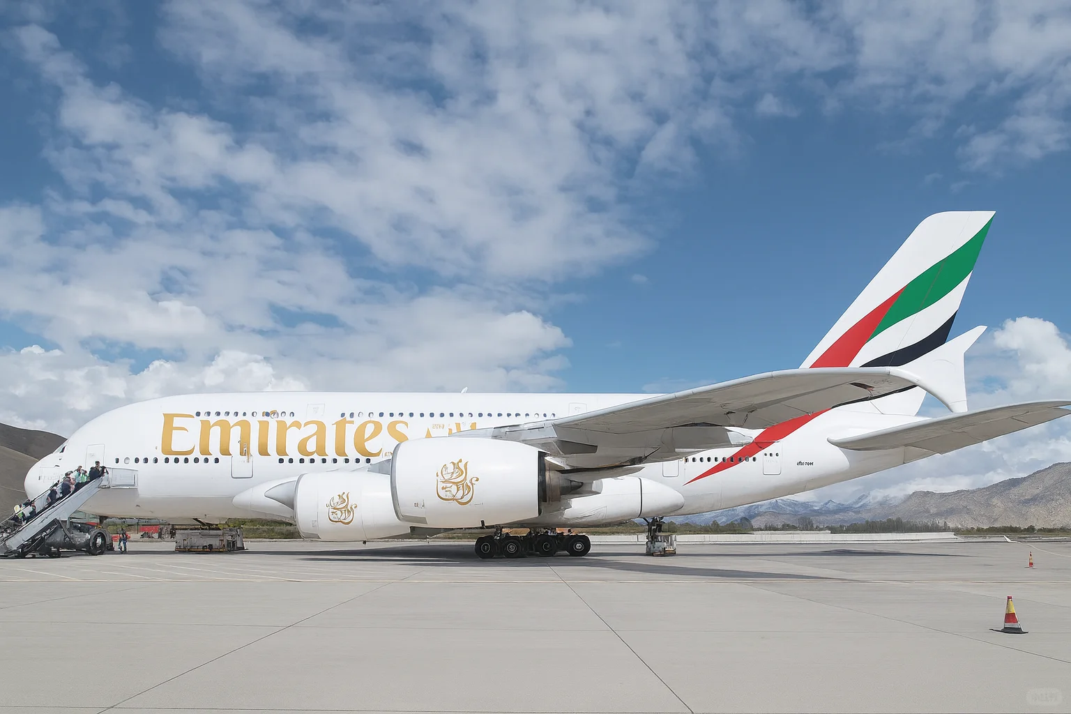 拉萨机场内场拍摄两架阿联酋航空A380