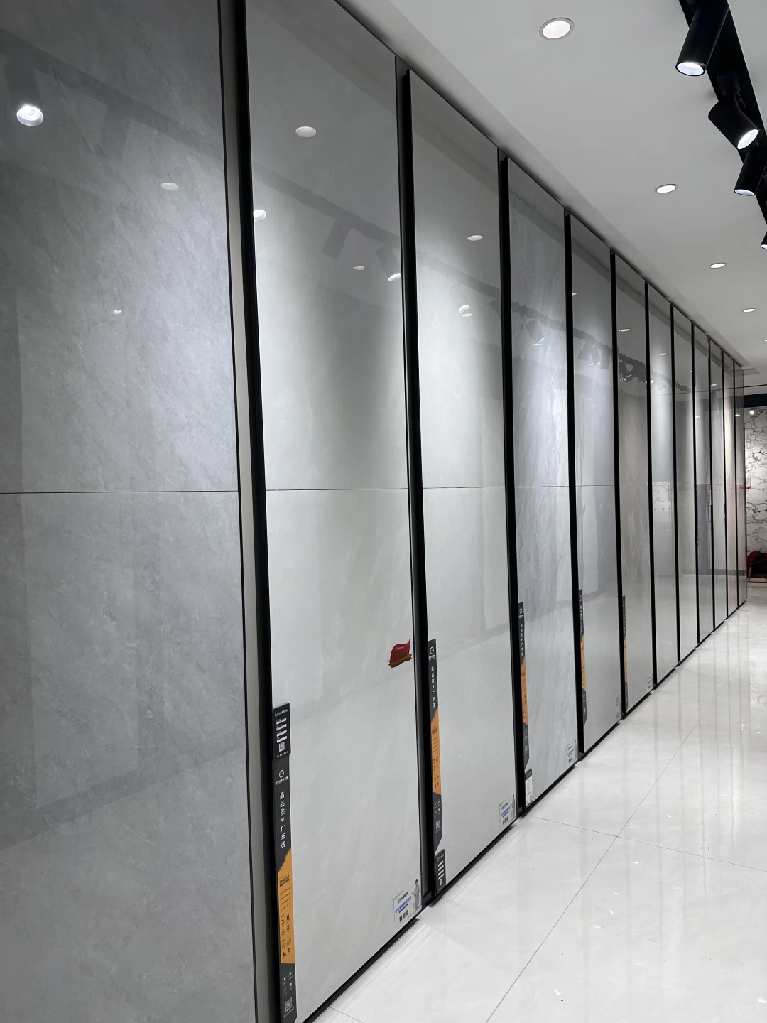 哇 在东营发现一家瓷砖批发仓库