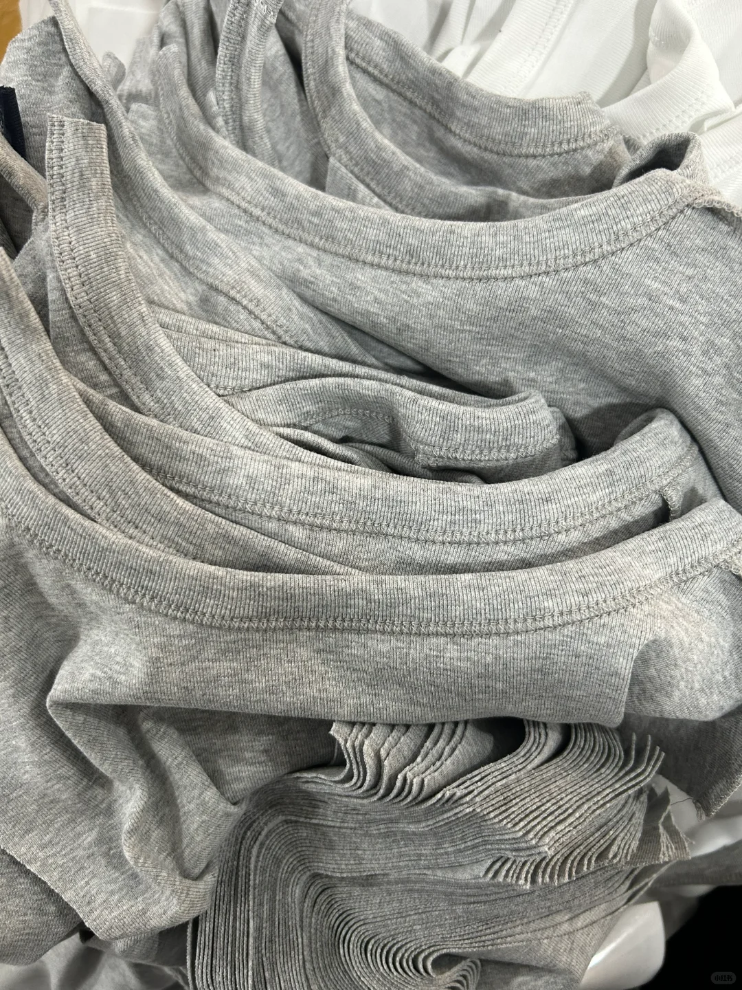 服装这么烂的生意，工厂只能靠卷细节了