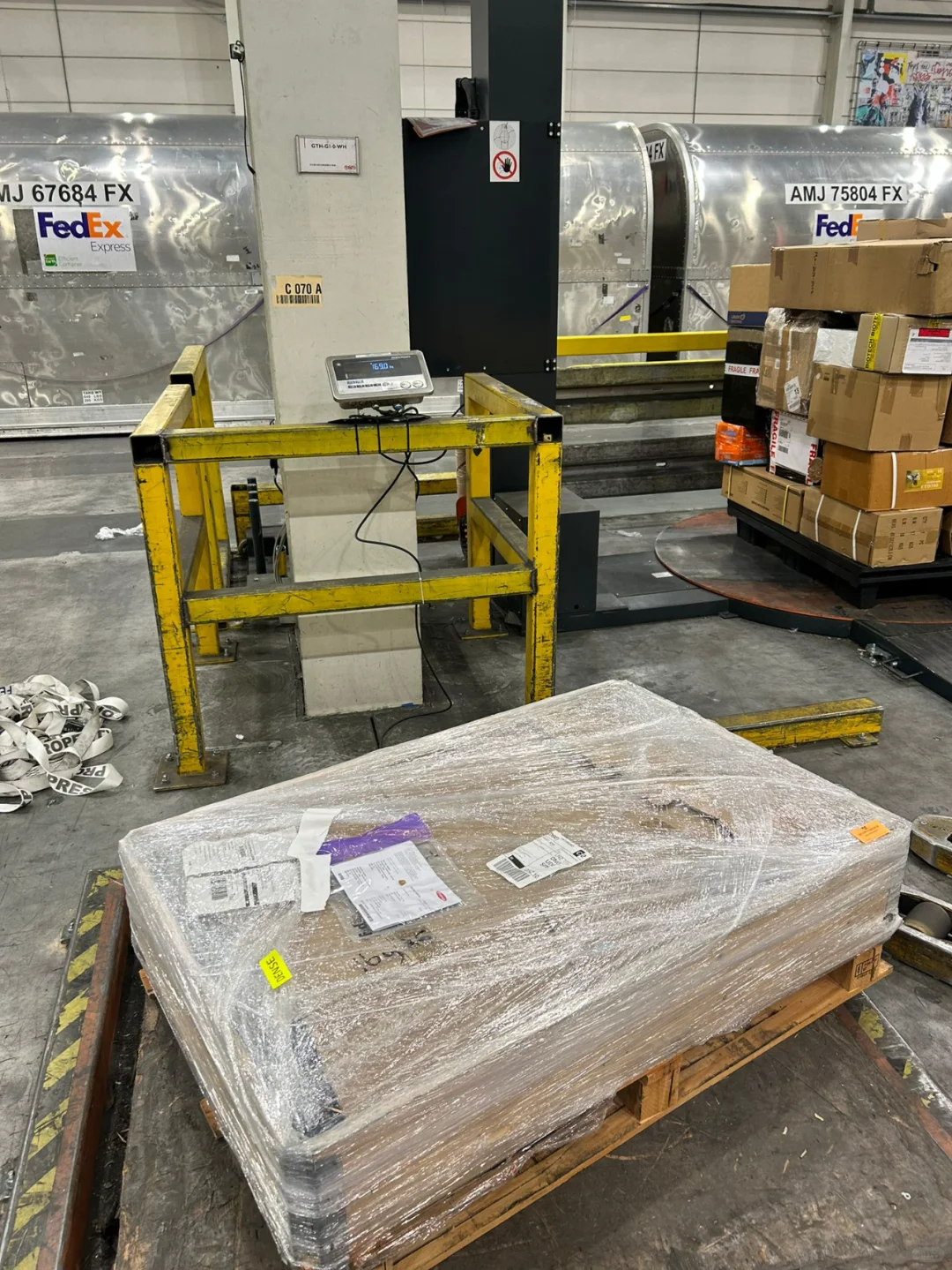 想看到自己的货物如何被宝贝地装上航空柜吗