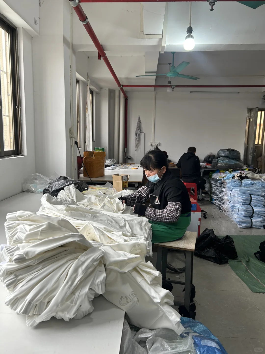 服装这么烂的生意，工厂只能靠卷细节了