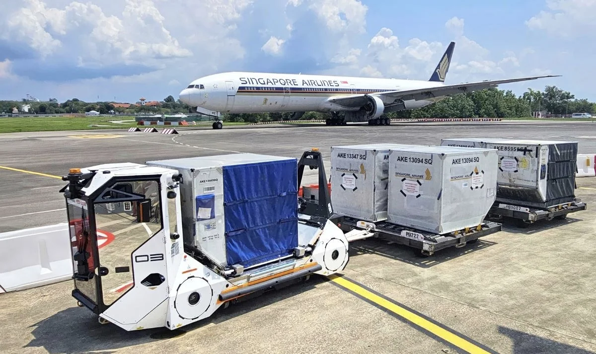 瑞士苏黎世机场无人电动行李箱拖车