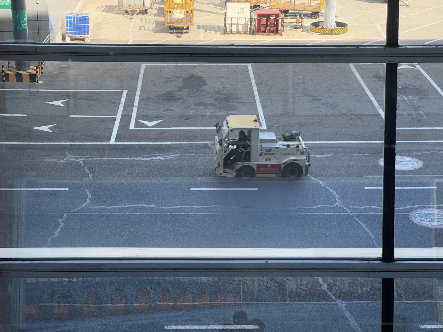 你留意过机场里出现的各种小车?么？