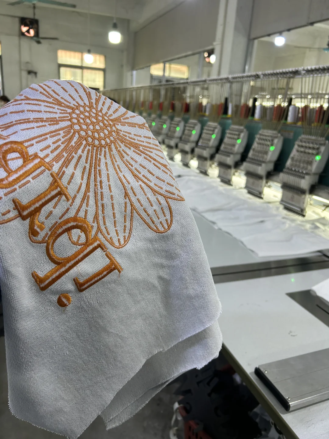 服装这么烂的生意，工厂只能靠卷细节了