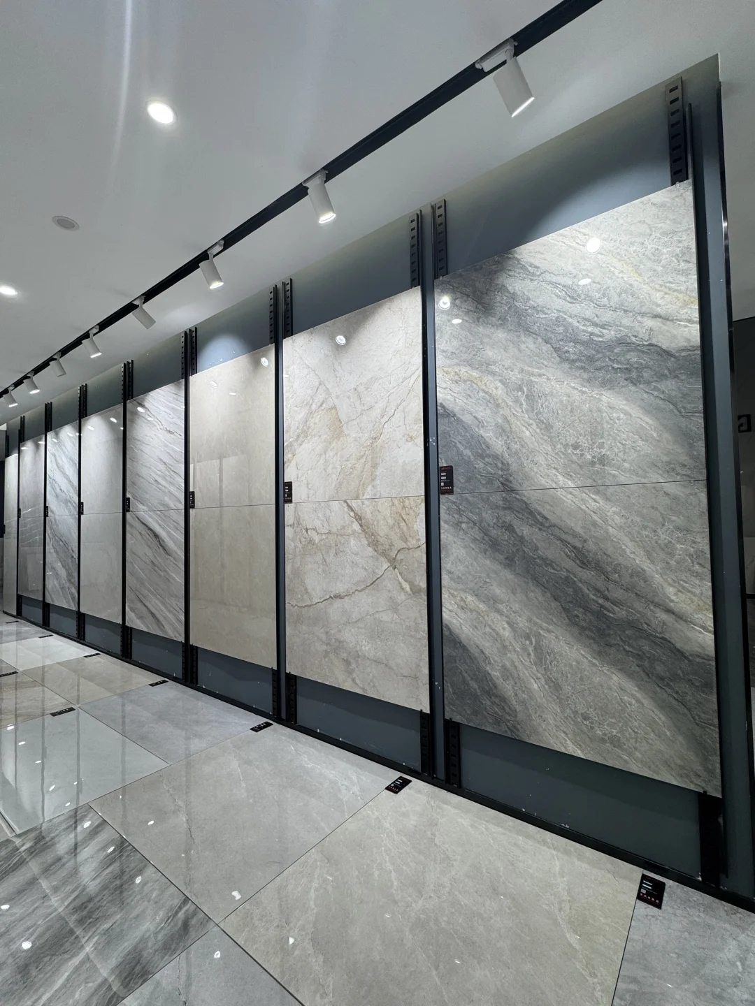 95后夫妻在晋江磁灶卖砖