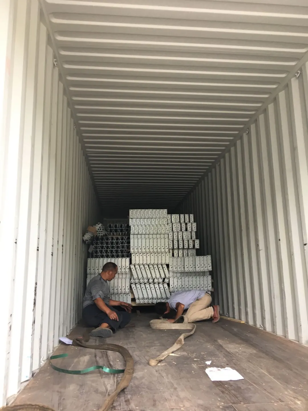 荷兰进口温室设备栽培架卸车