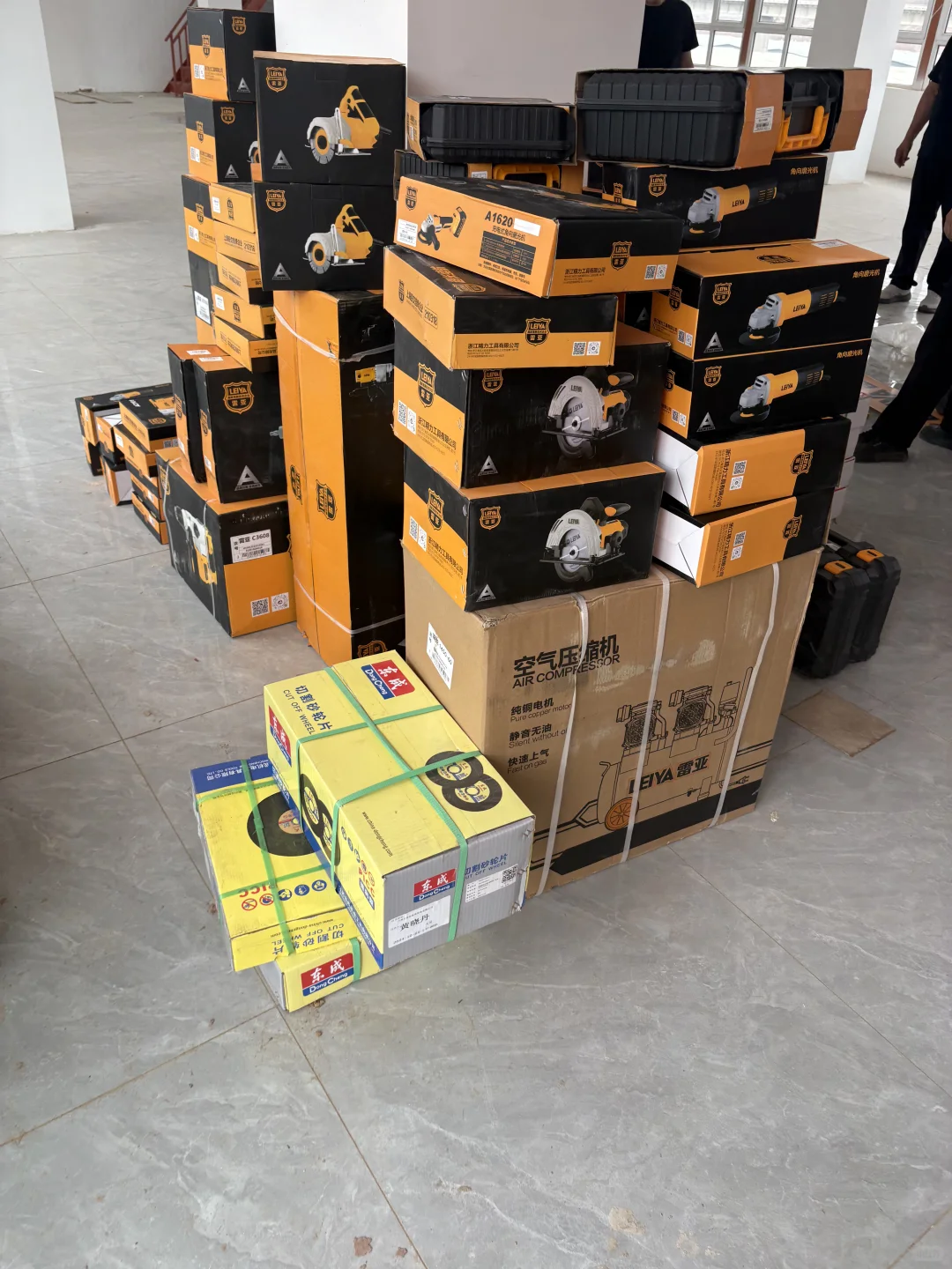 00后勇闯五金机电创业