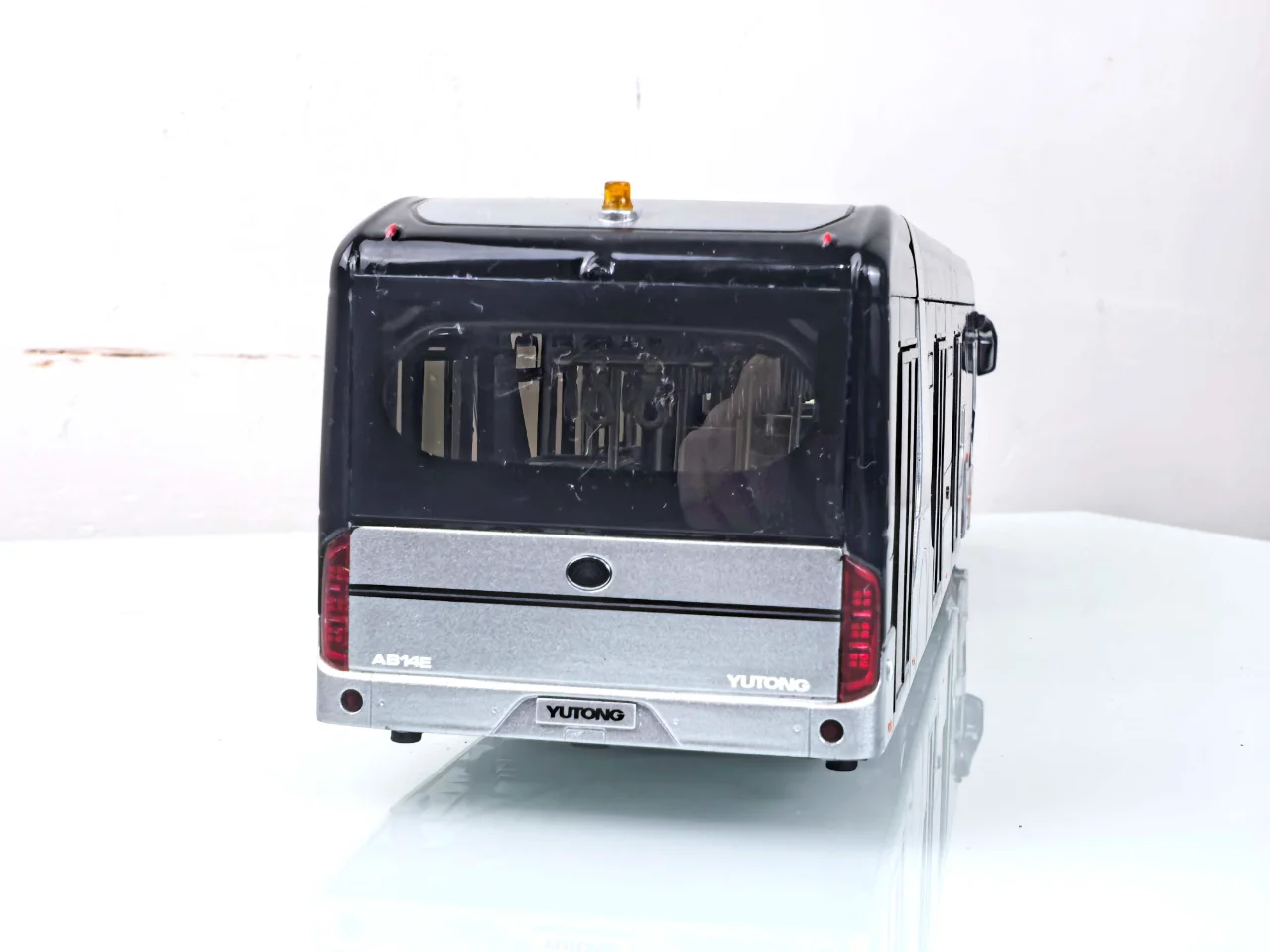 1:43宇通客车模型机场摆渡车-乘风天地间