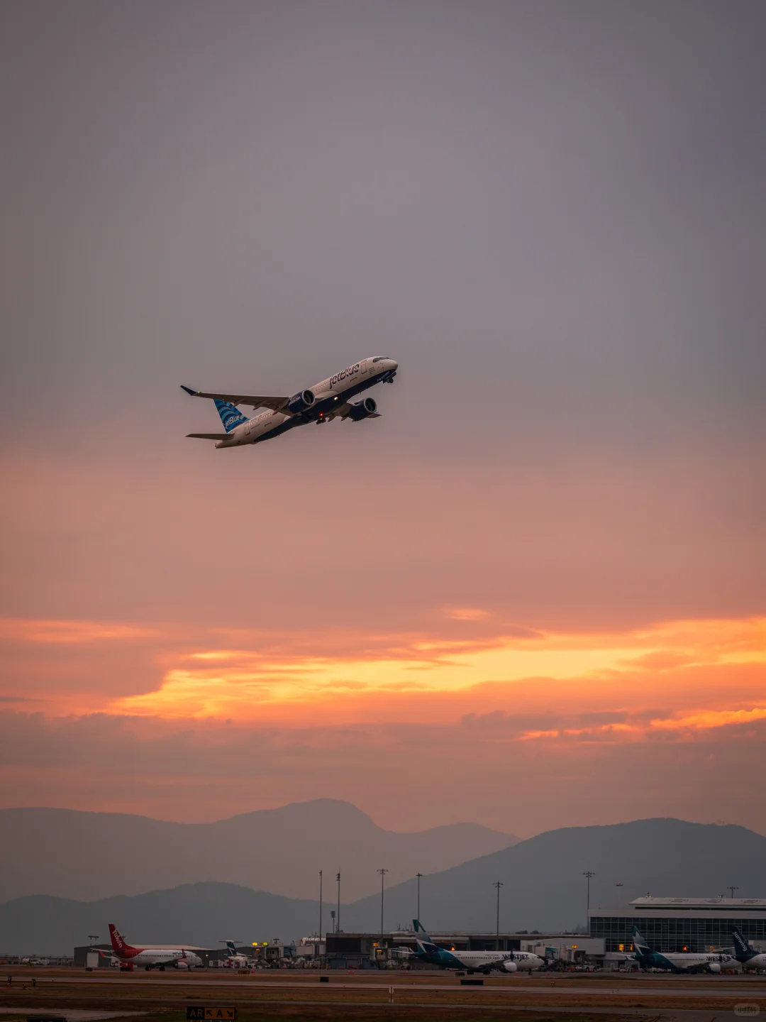 温哥华机场，有一个“官方看飞机平台”