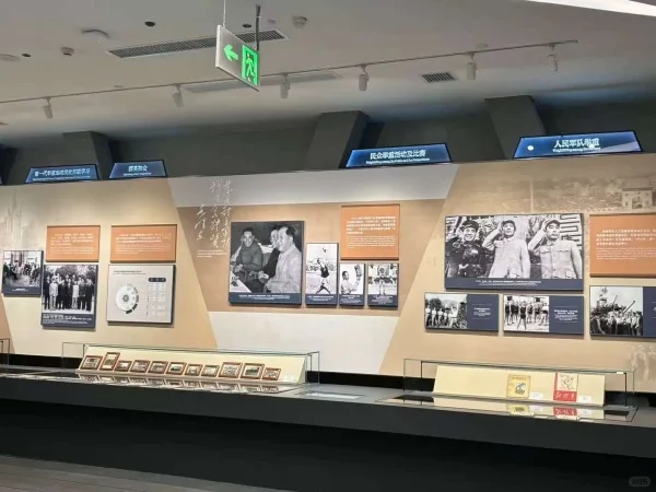 博物馆展柜：文物的守护者与故事的讲述者