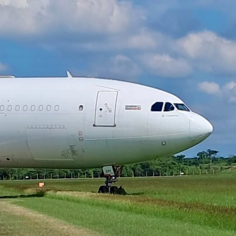 突发：墨西哥航空货运飞机冲出跑道陷入草地