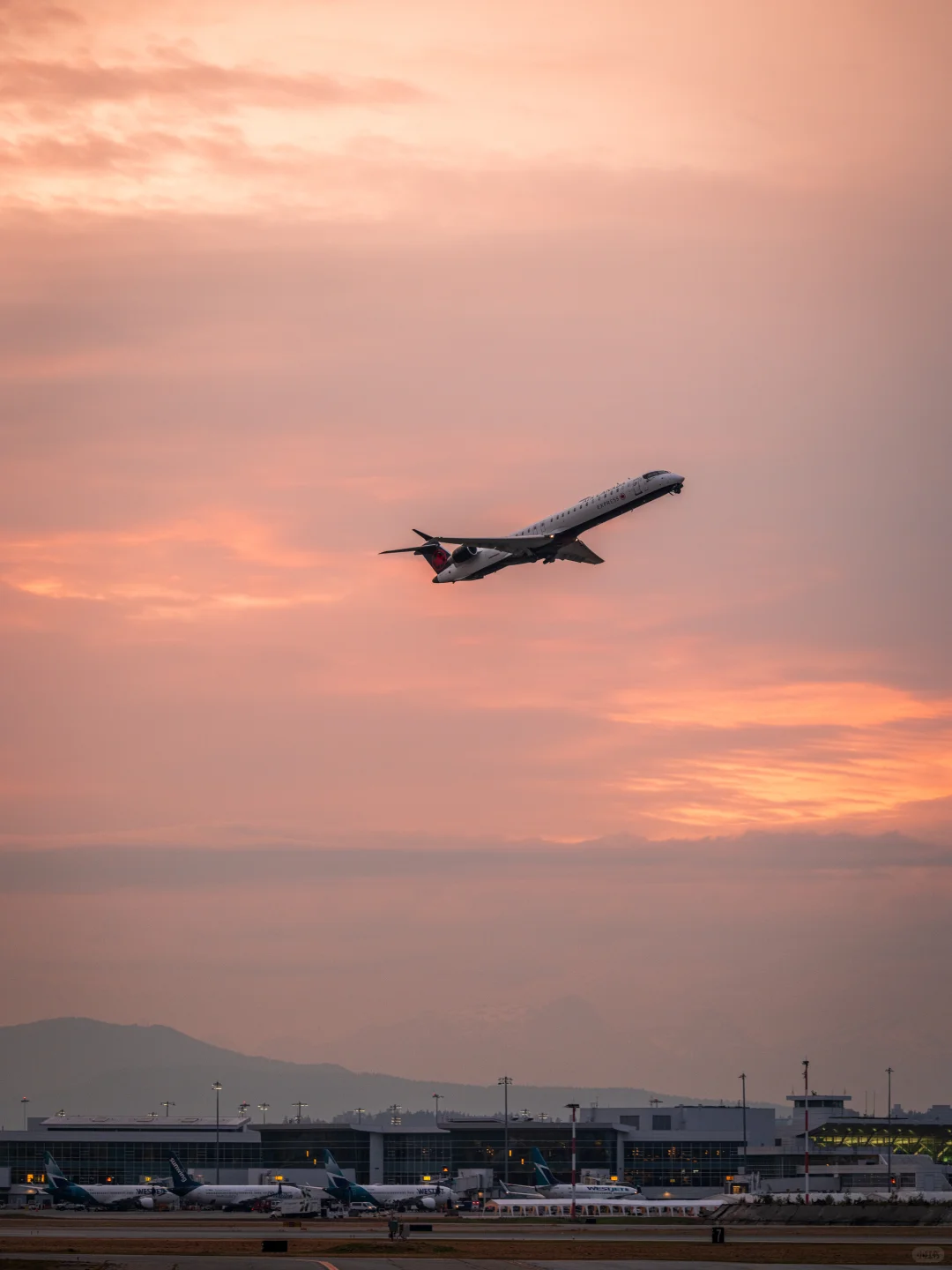 温哥华机场，有一个“官方看飞机平台”