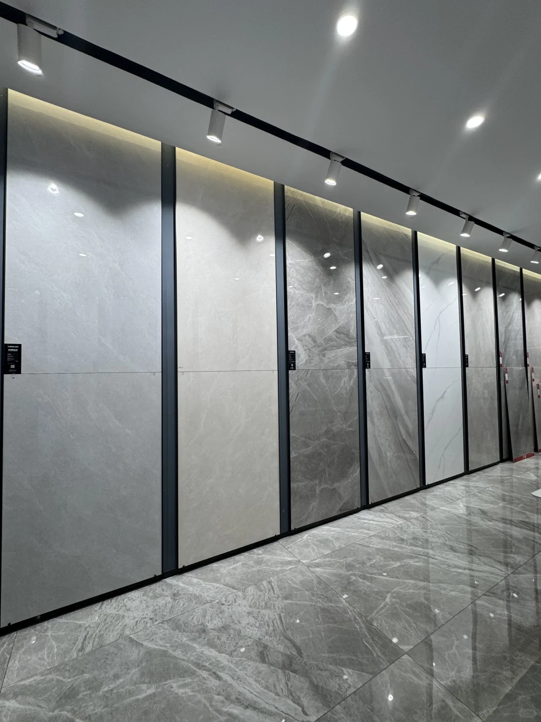 95后夫妻在晋江磁灶卖砖