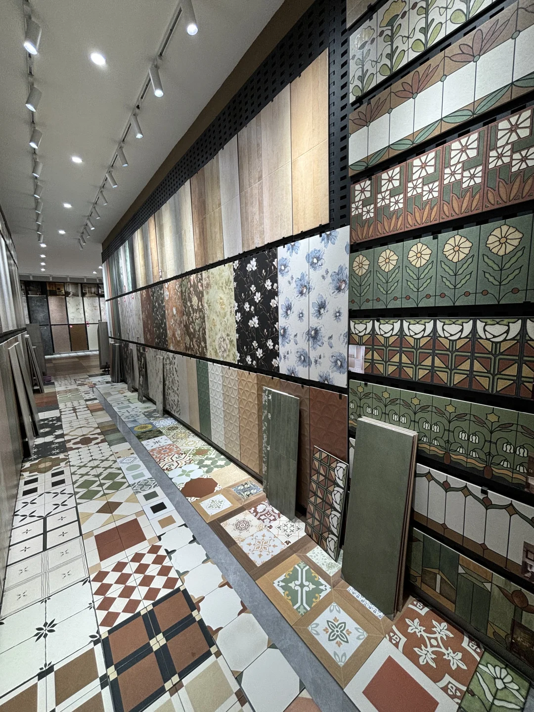 大学生周末勇闯建材城｜中古风瓷砖选购记