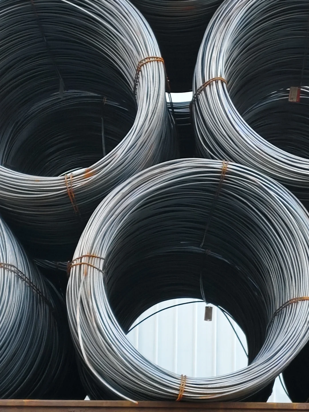 优质钢材，构筑坚固未来。