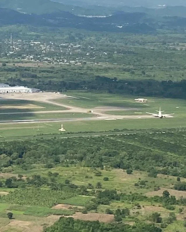 突发：墨西哥航空货运飞机冲出跑道陷入草地
