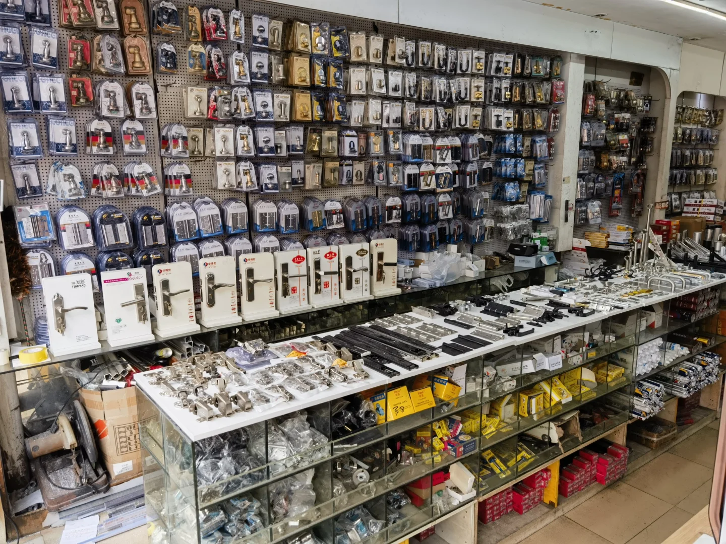 南宁快环建材市场智能锁、机械锁、五金批发