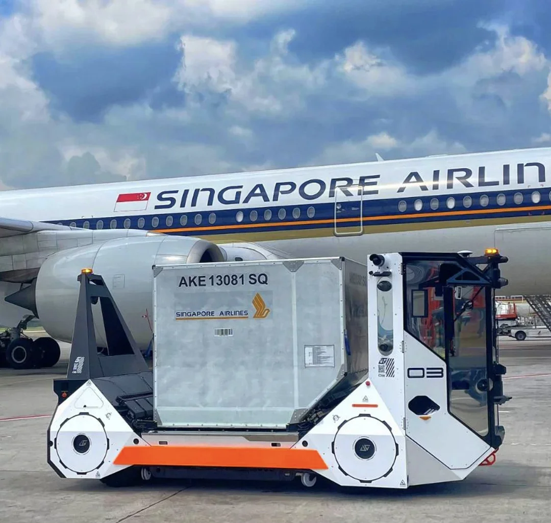 瑞士苏黎世机场无人电动行李箱拖车