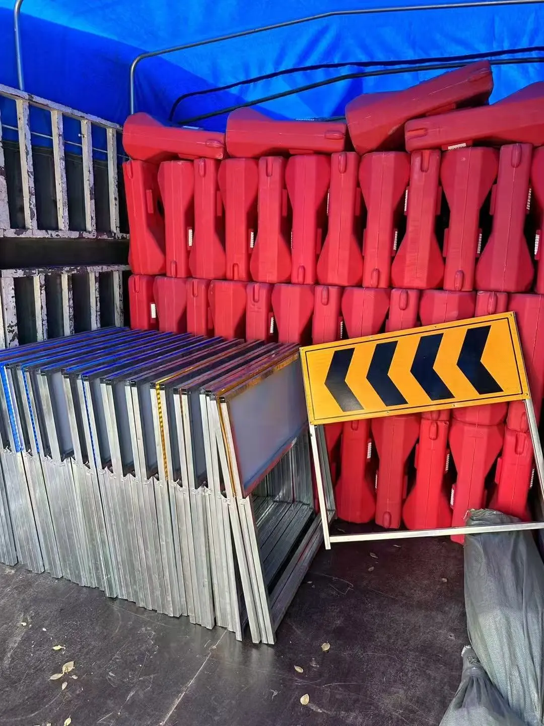 水马、路锥、爆闪灯、施工牌