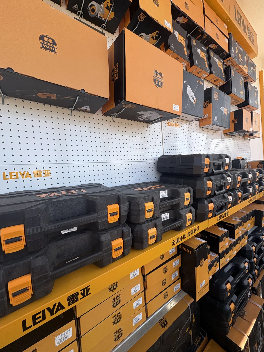 00后勇闯五金机电创业