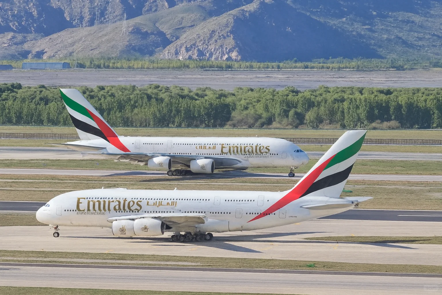 拉萨机场内场拍摄两架阿联酋航空A380