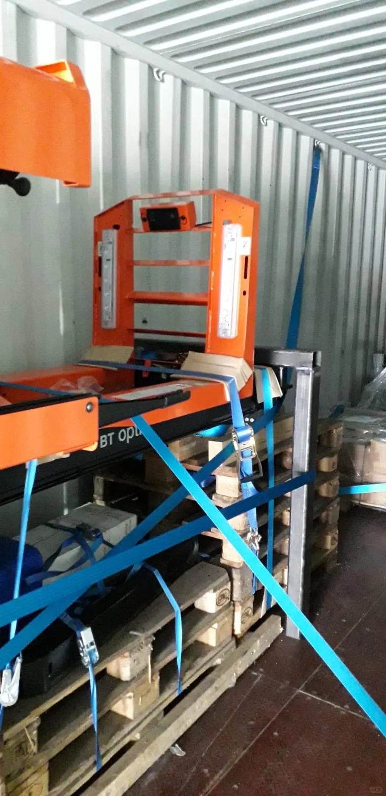 荷兰进口温室设备卸车