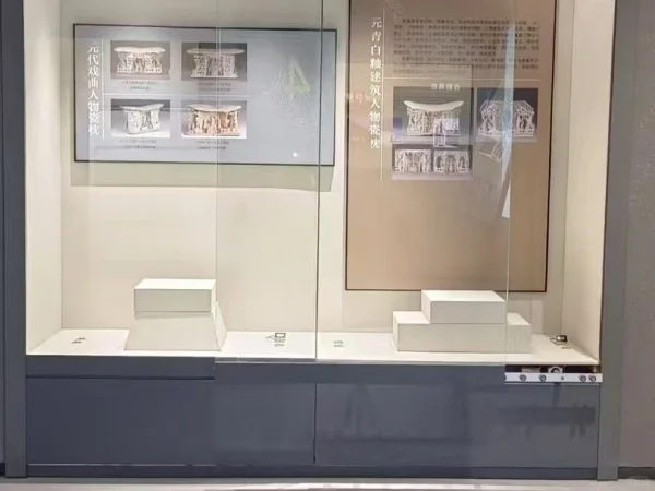 博物馆展柜：文物的守护者与故事的讲述者