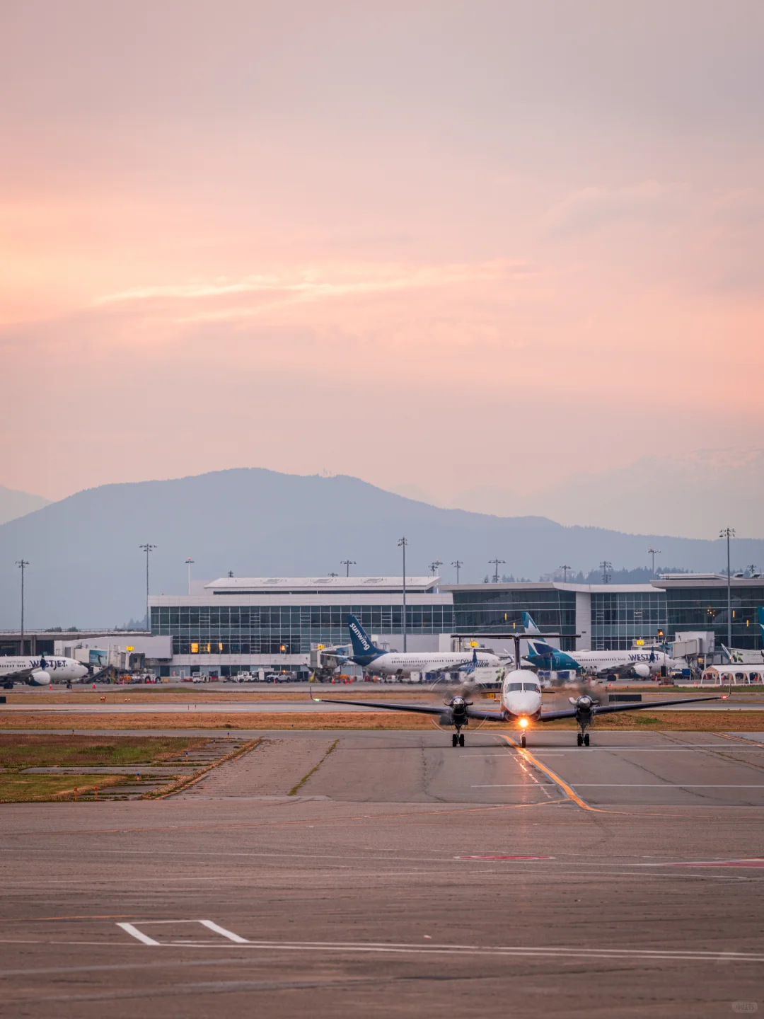 温哥华机场，有一个“官方看飞机平台”