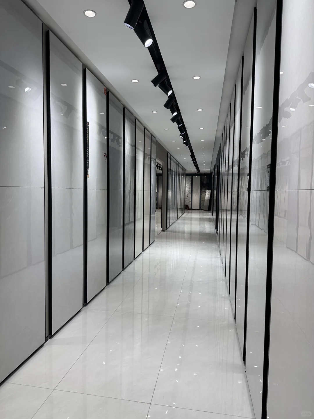 哇 在东营发现一家瓷砖批发仓库