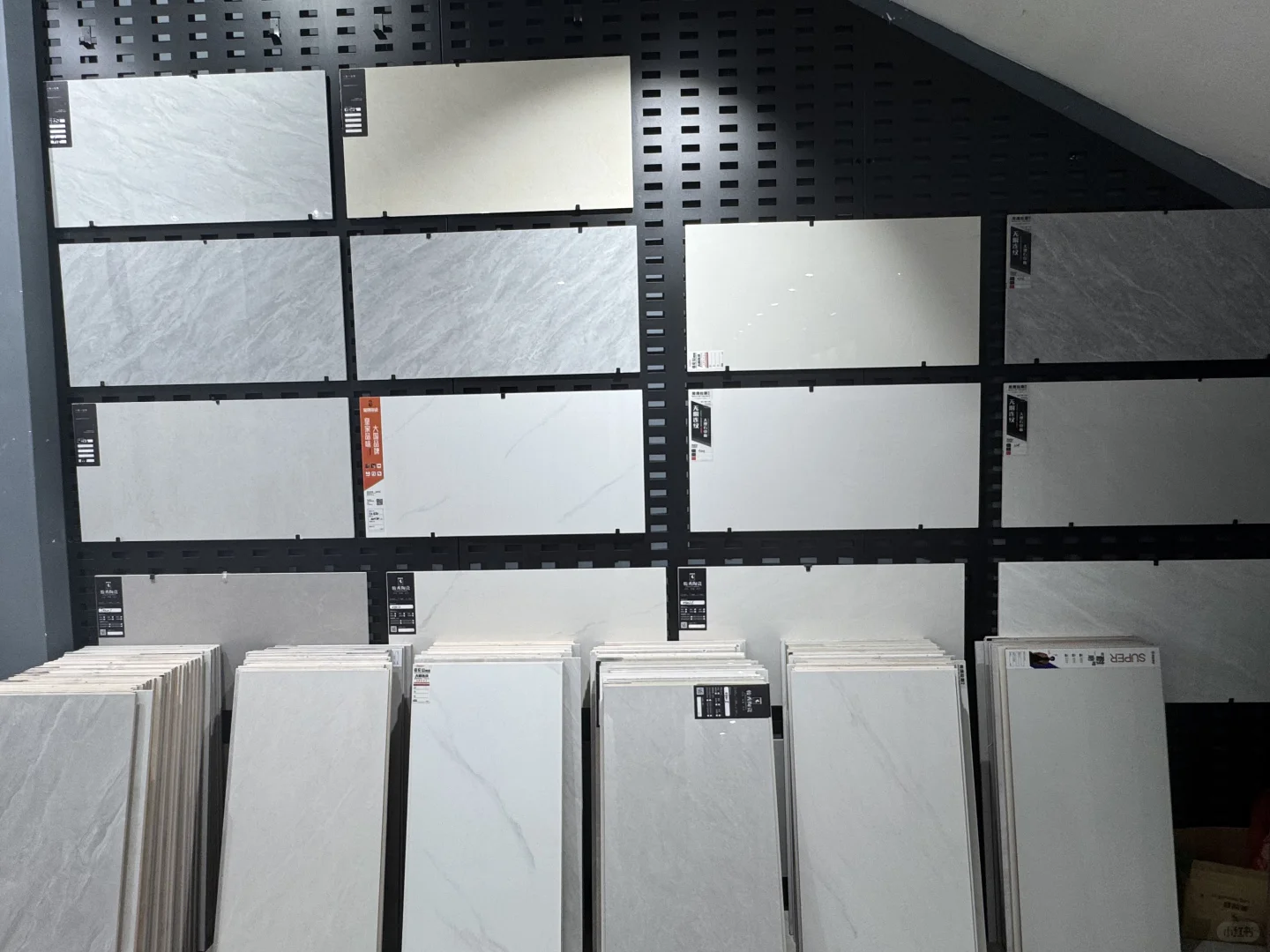 95后夫妻在晋江磁灶卖砖