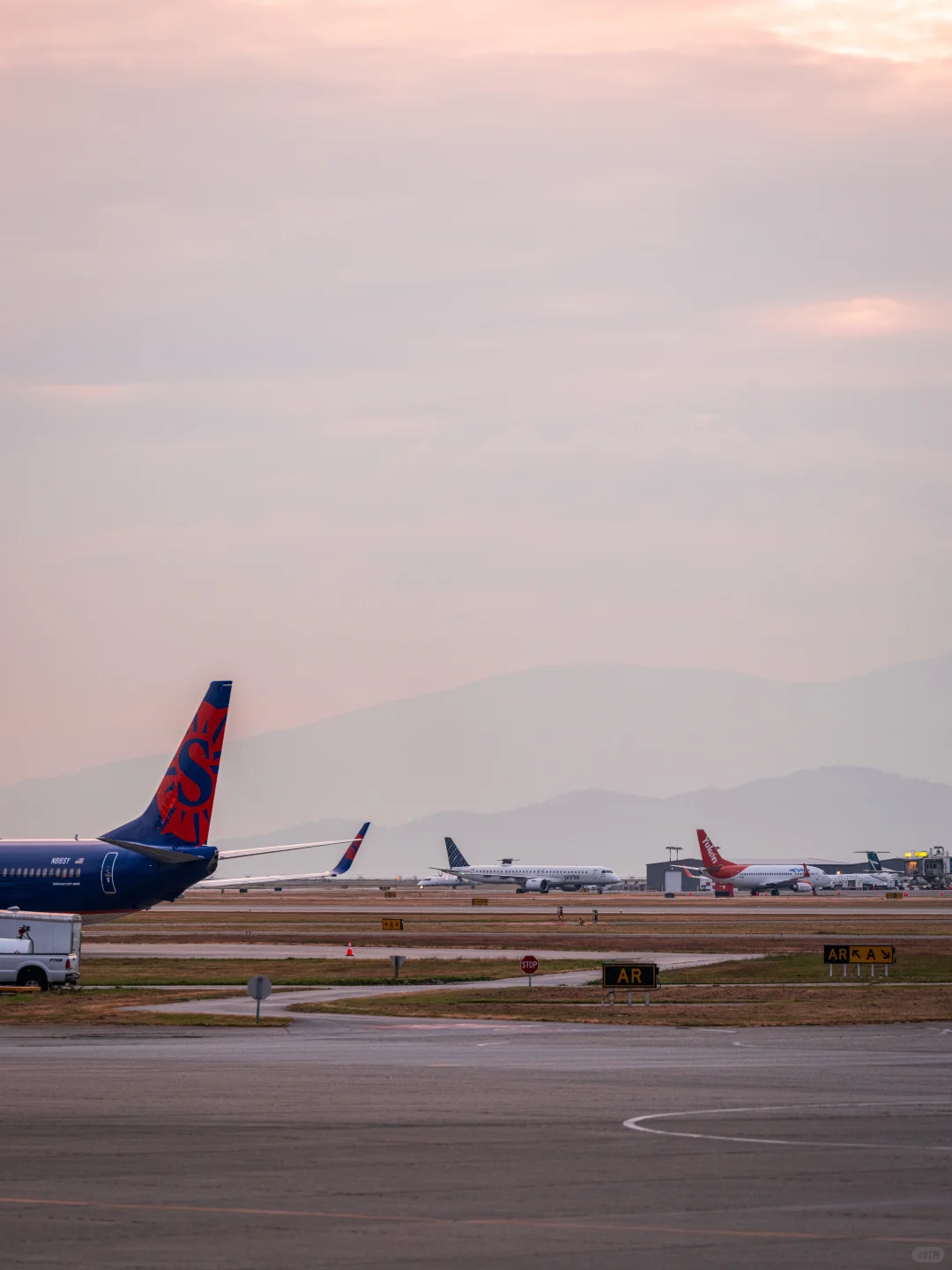 温哥华机场，有一个“官方看飞机平台”