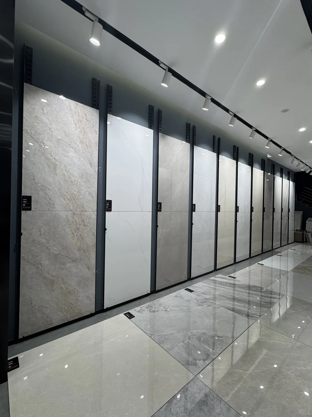 95后夫妻在晋江磁灶卖砖