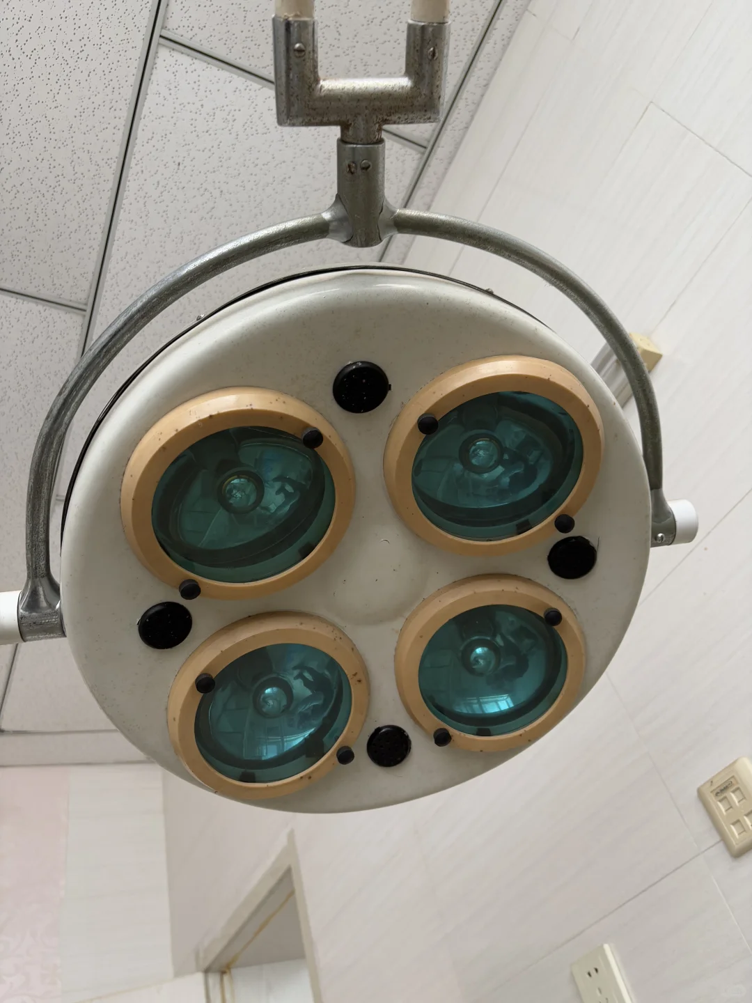 废弃医院里 最恐怖的竟然是。。。