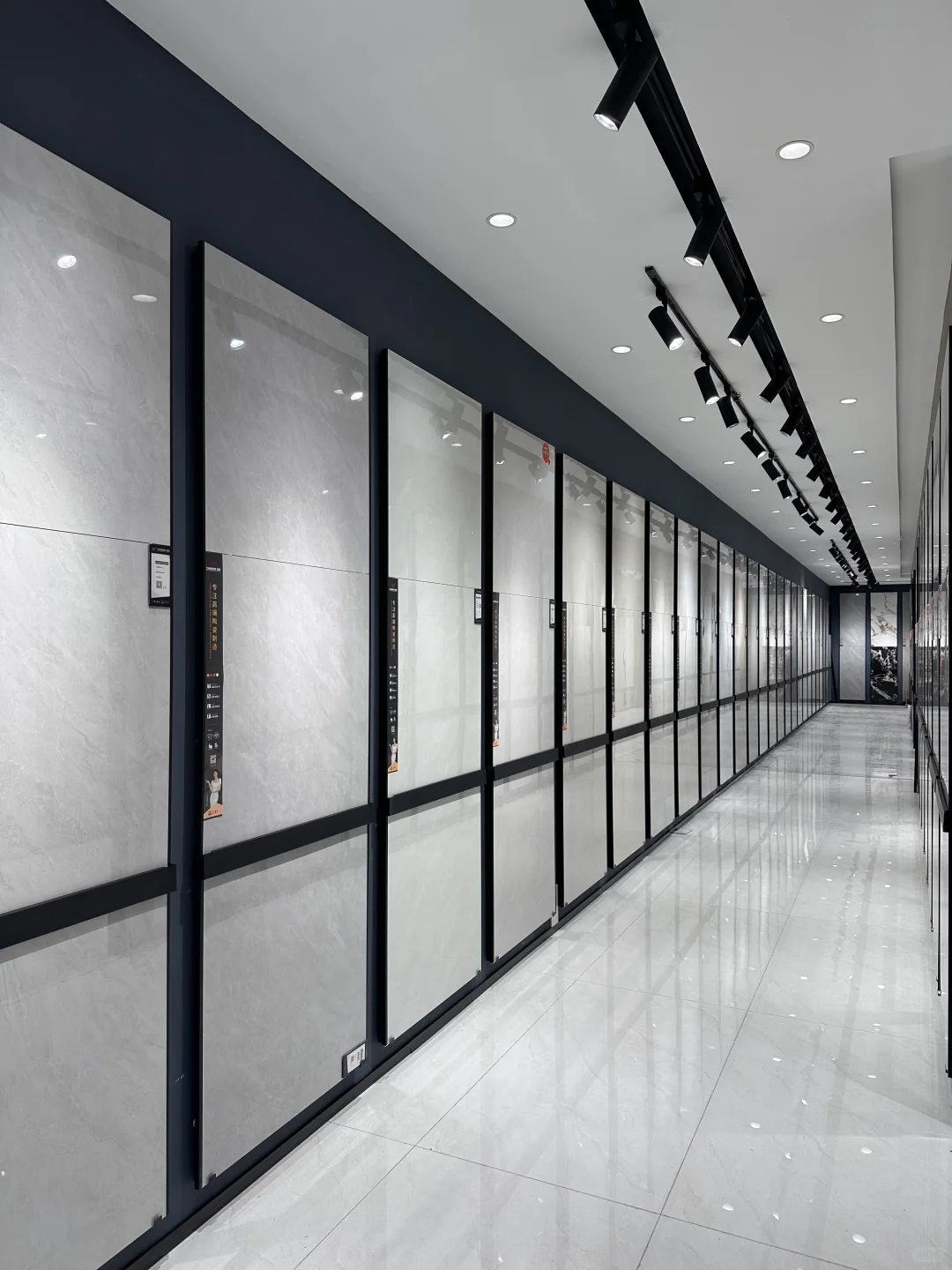 哇 在东营发现一家瓷砖批发仓库