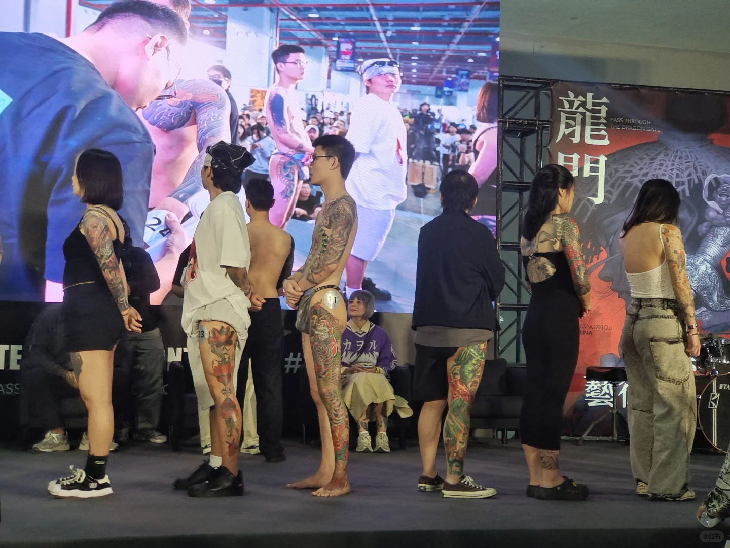 一个可以随地大小脱、对着人体大胆拍的展