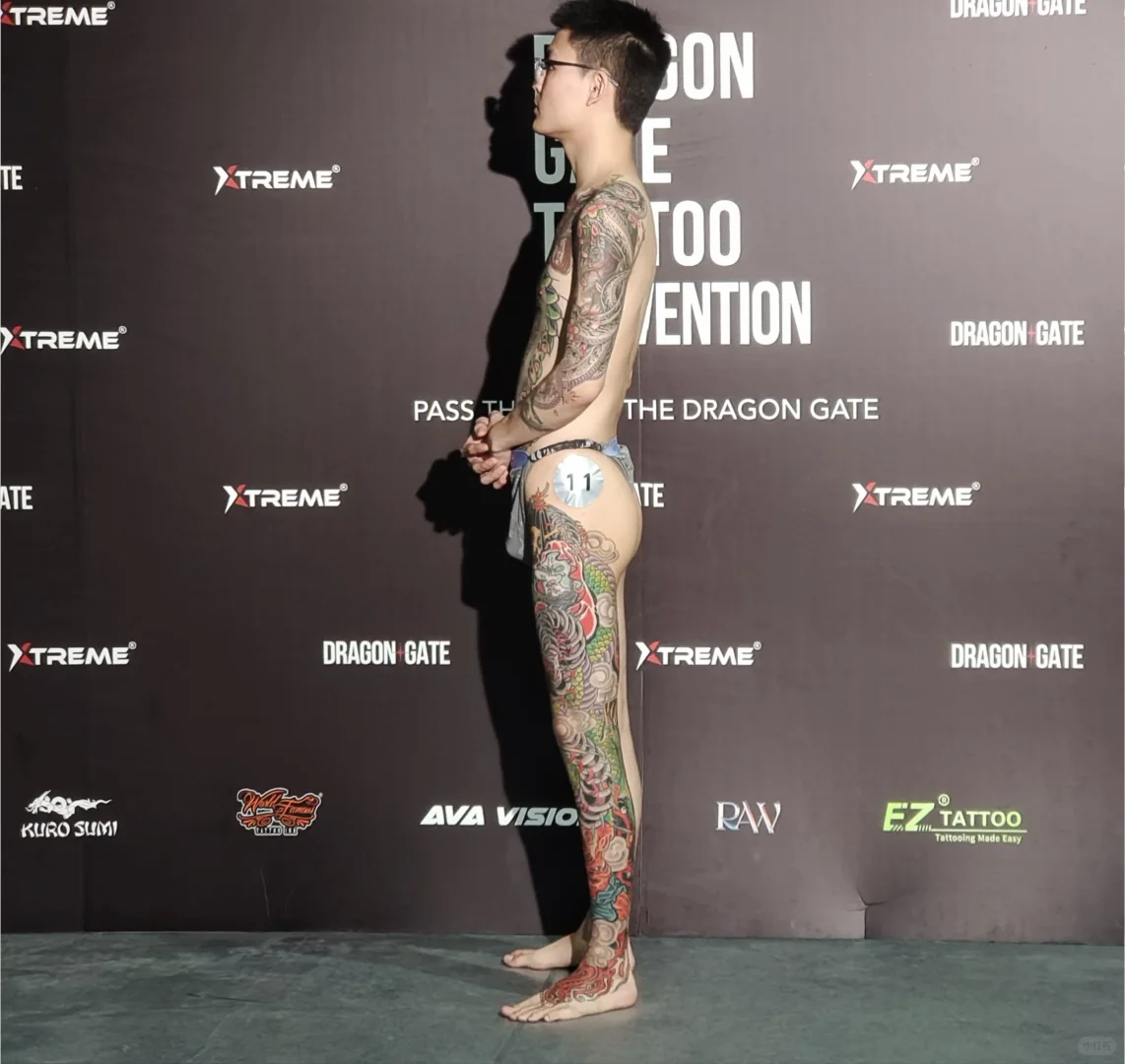 一个可以随地大小脱、对着人体大胆拍的展