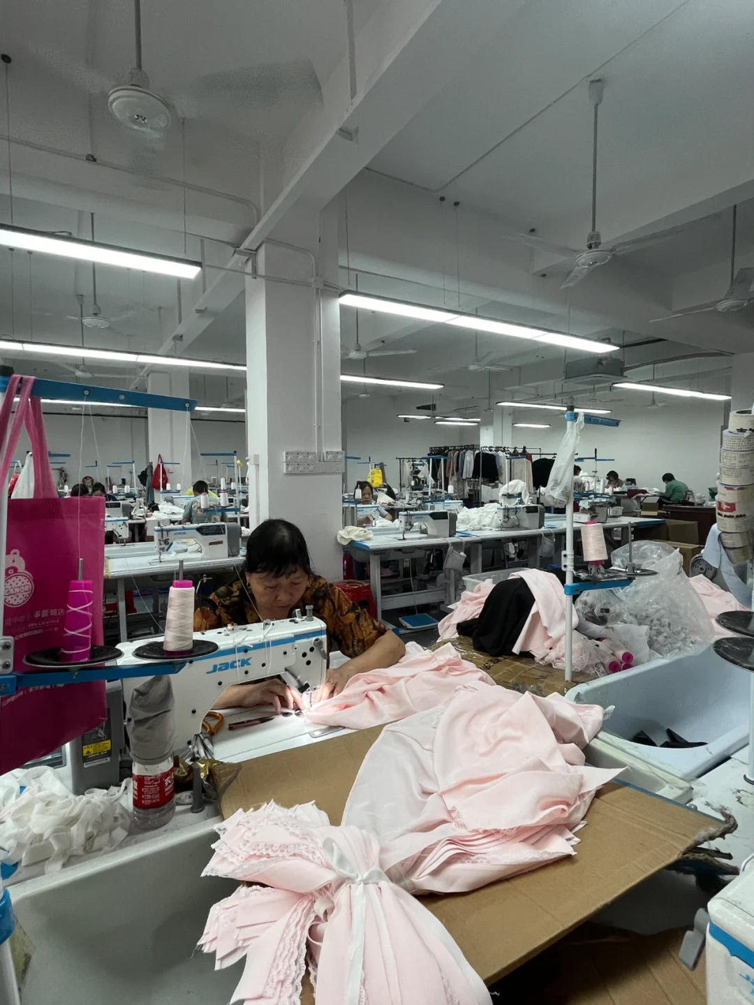 深圳服装厂专注高定服装20年