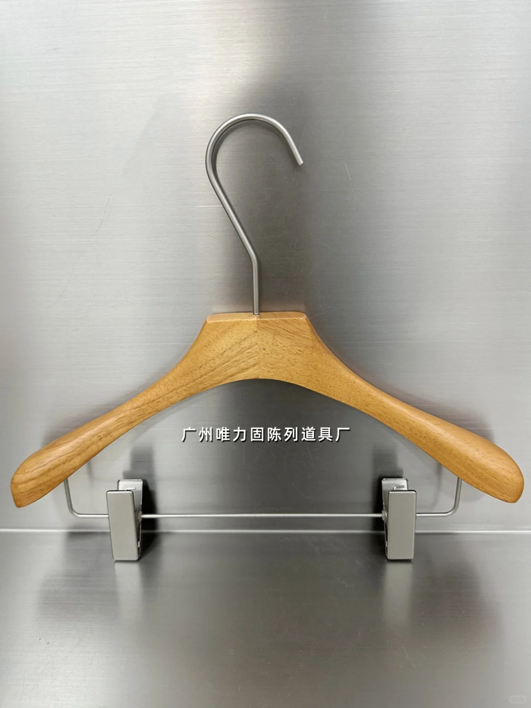 高端定制服装品牌买手集合店品牌店实木衣架