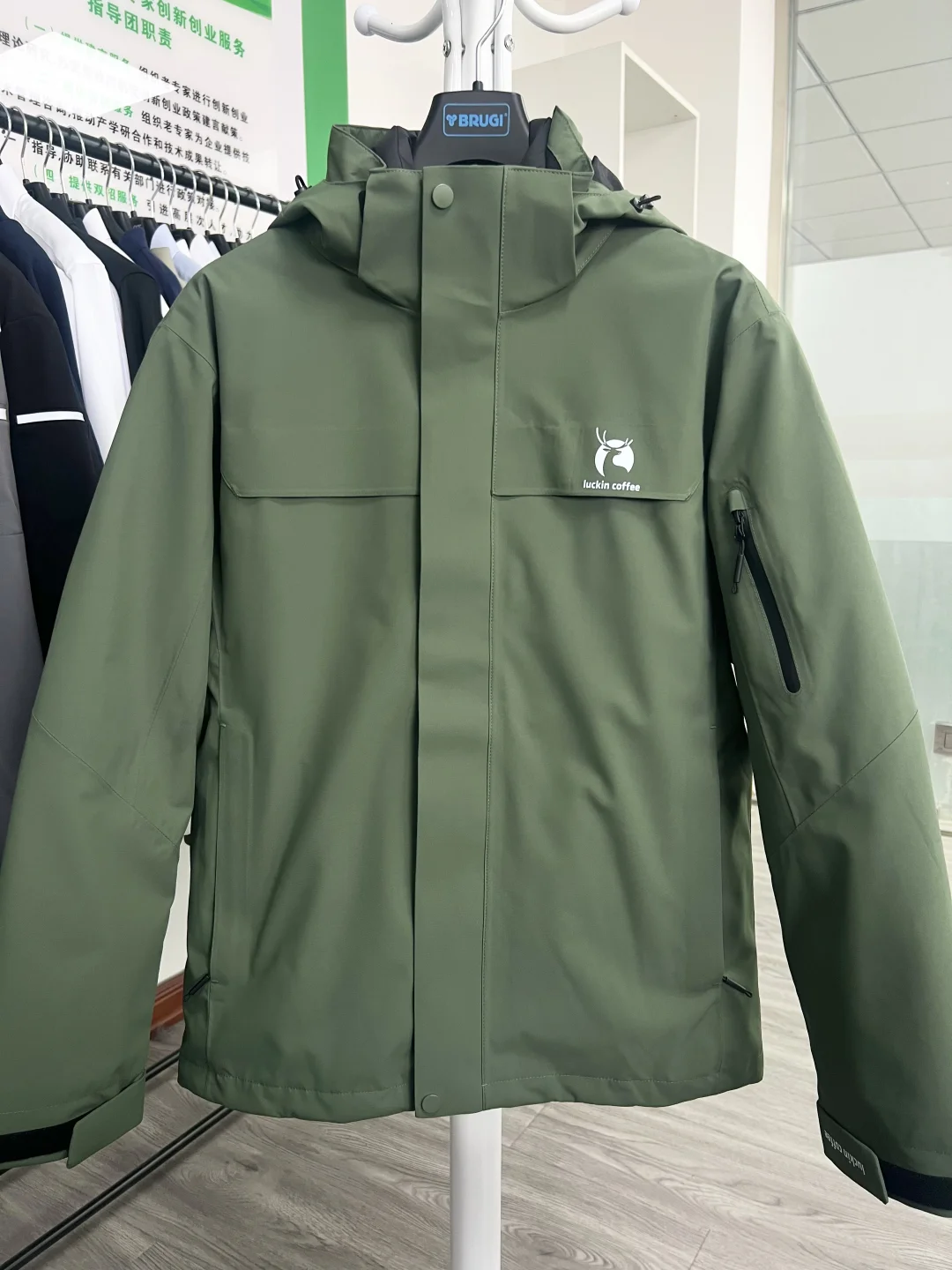 被问爆的瑞幸同款！三合一冲锋衣工作服定制