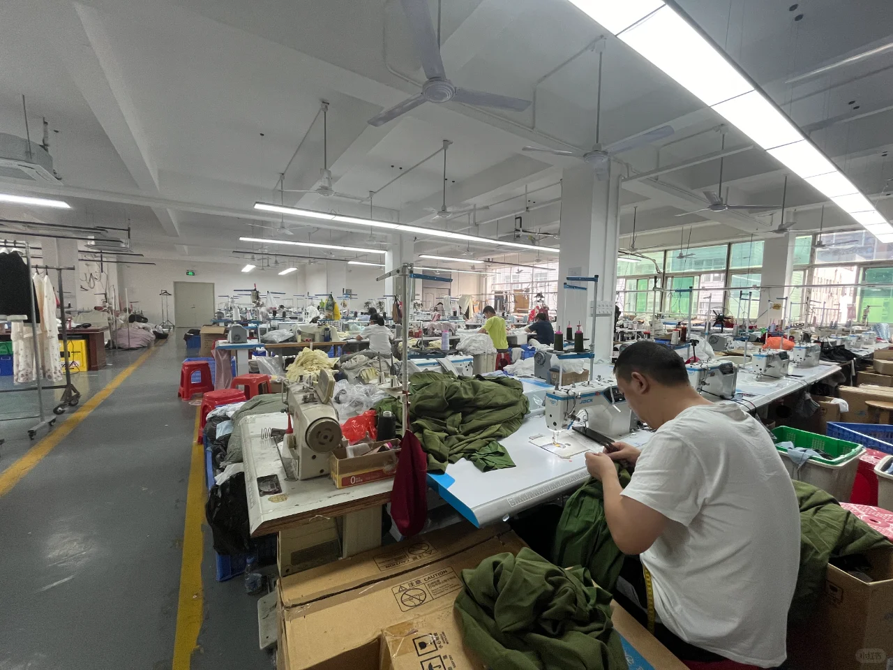 深圳服装厂专注高定服装20年