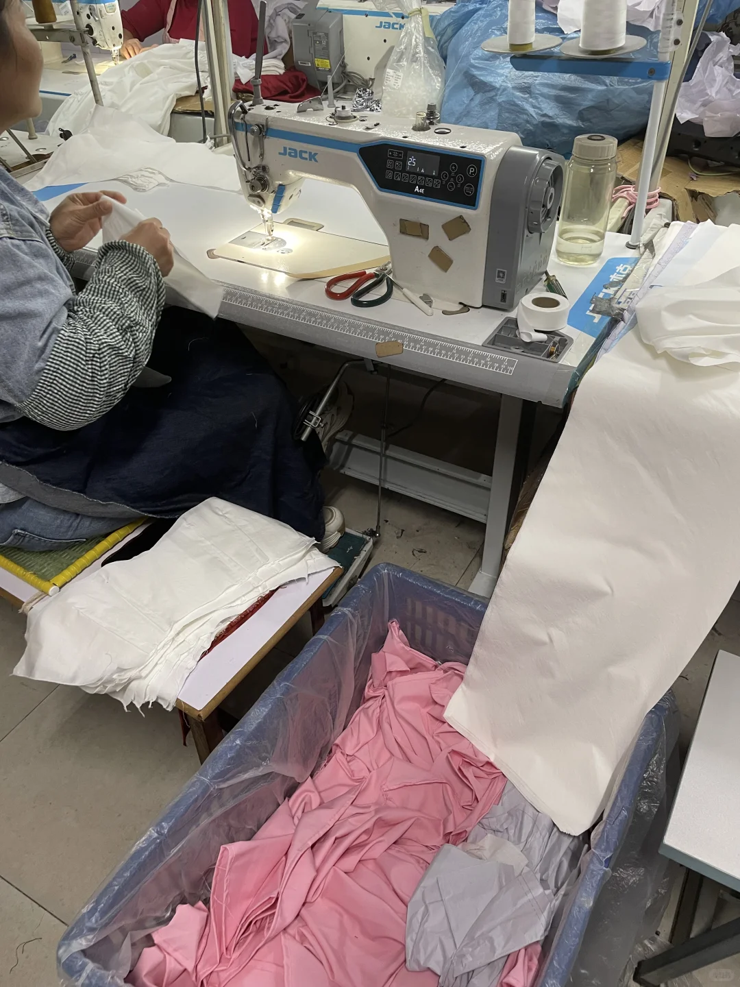 ??服装品牌开发产品找服装源头工厂！