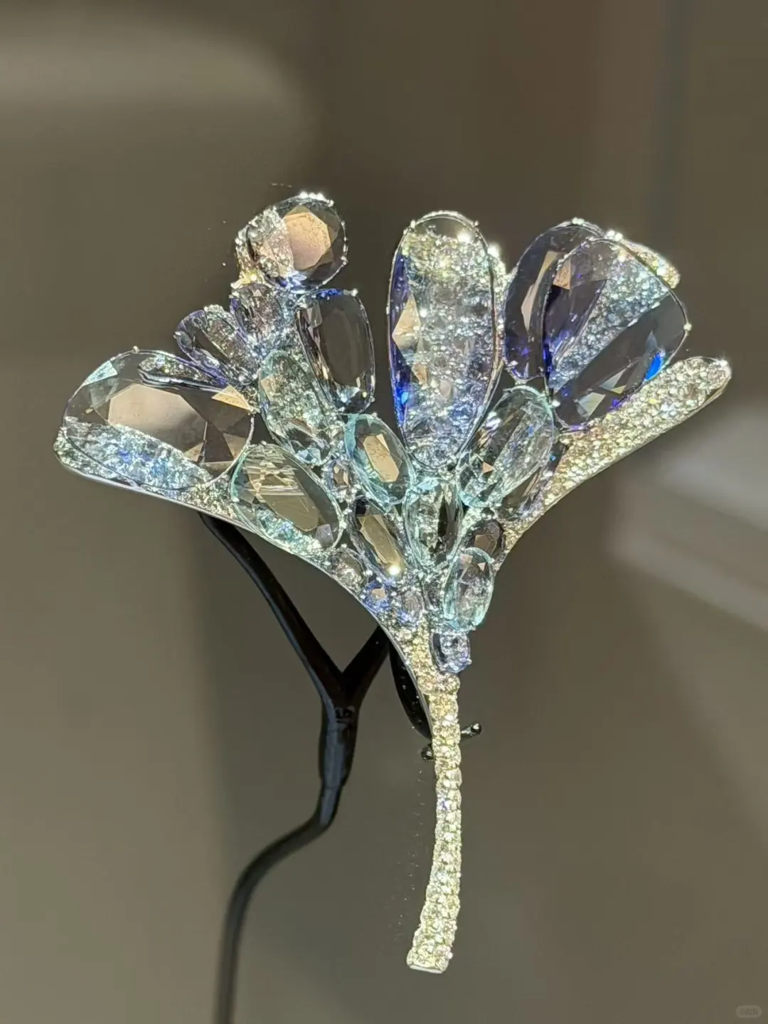 ART021没被画吸引，却被一个珠宝展位拿捏了