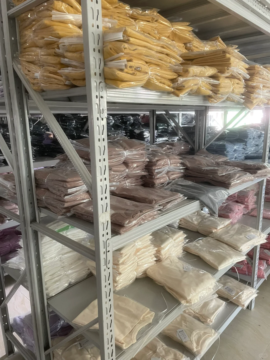 ??服装品牌开发产品找服装源头工厂！