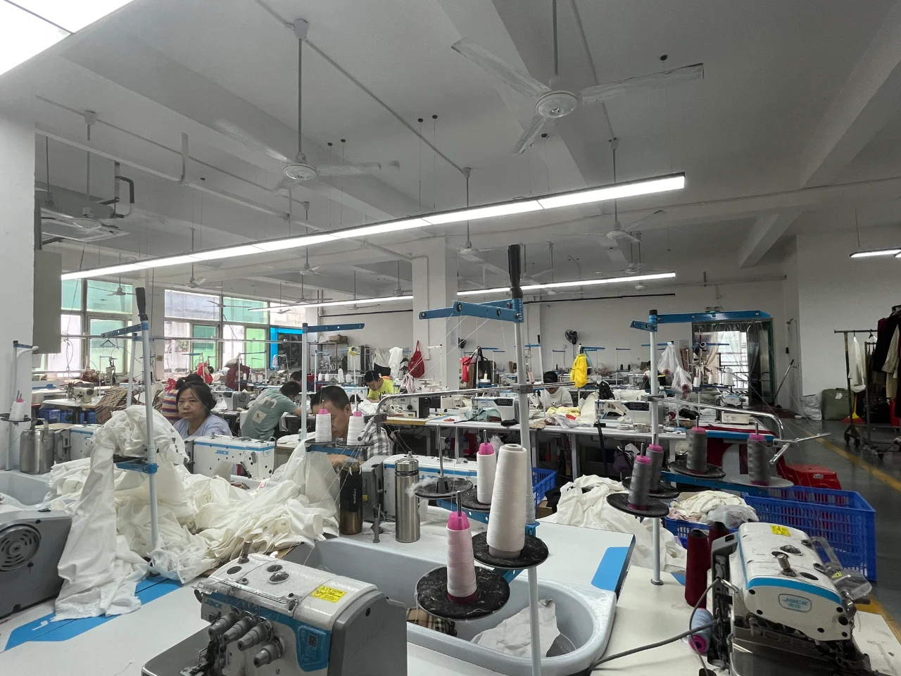 深圳服装厂专注高定服装20年