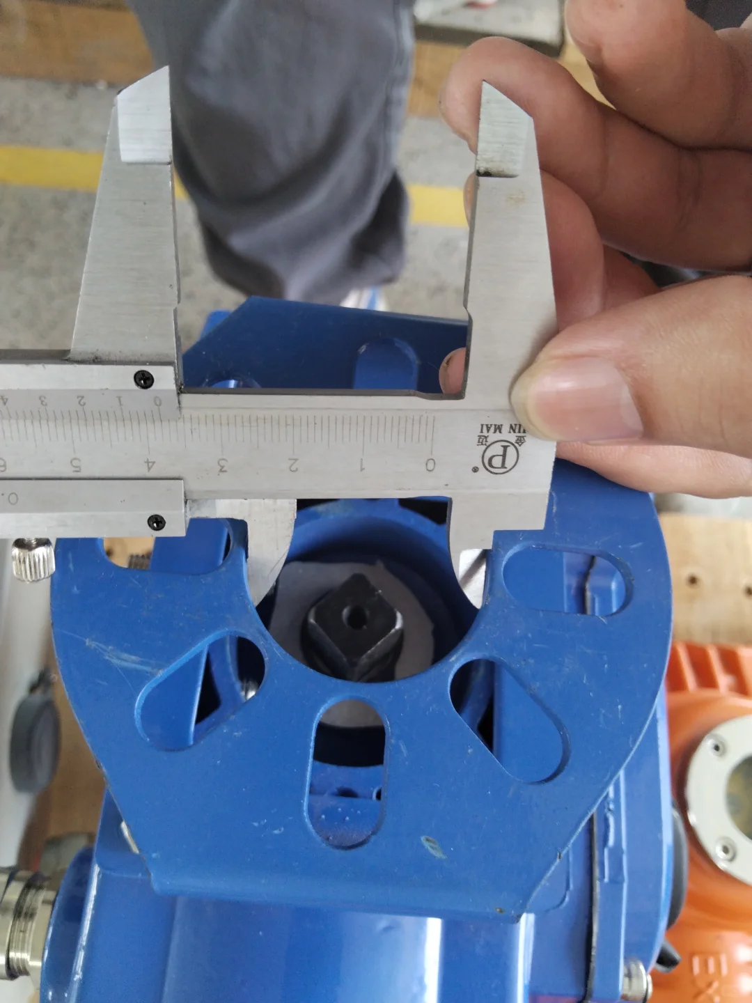 客户需要什么，我亲自测量电动执行器支架