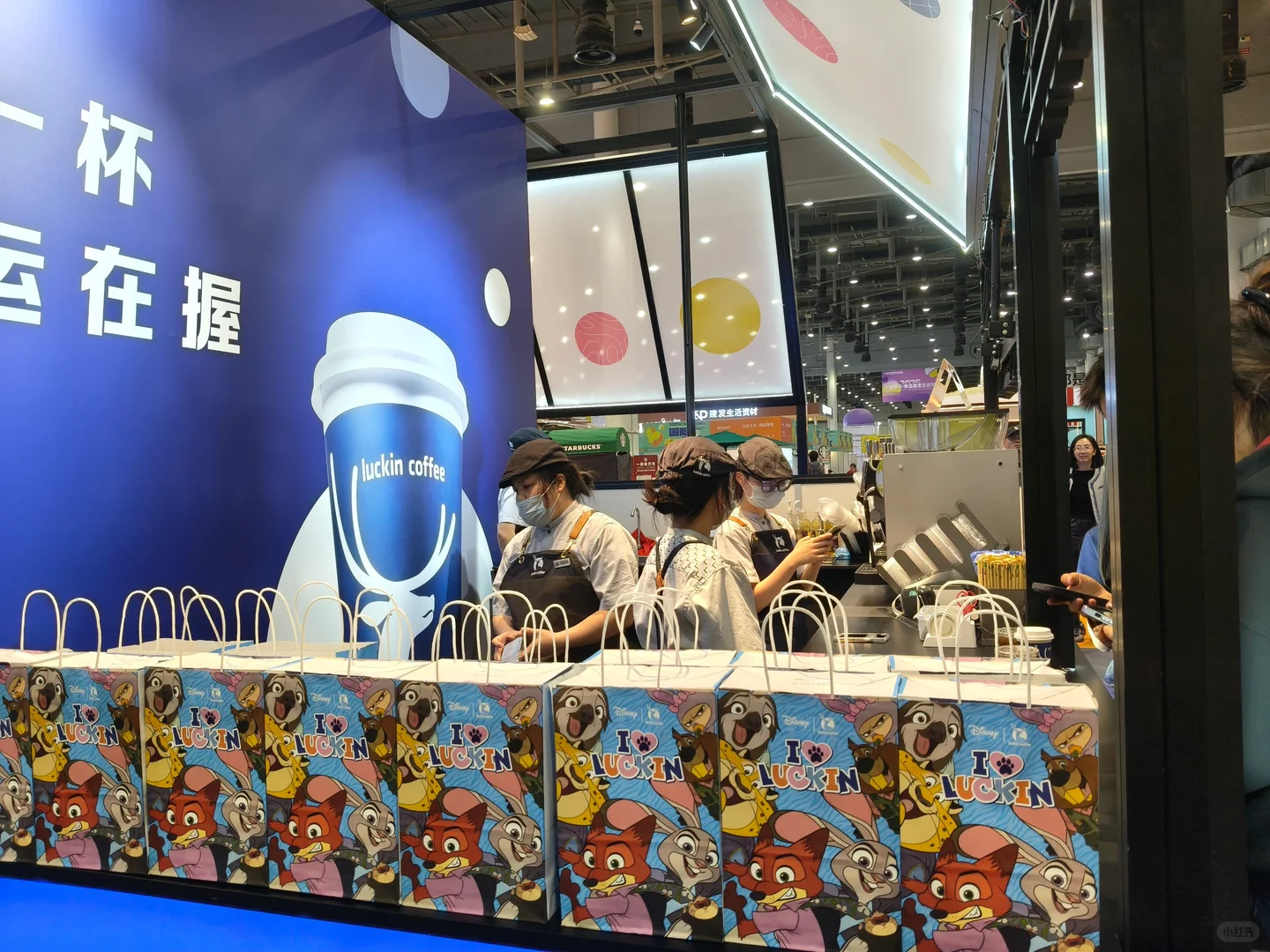 瑞幸咖啡在厦门会展中心等你喔！