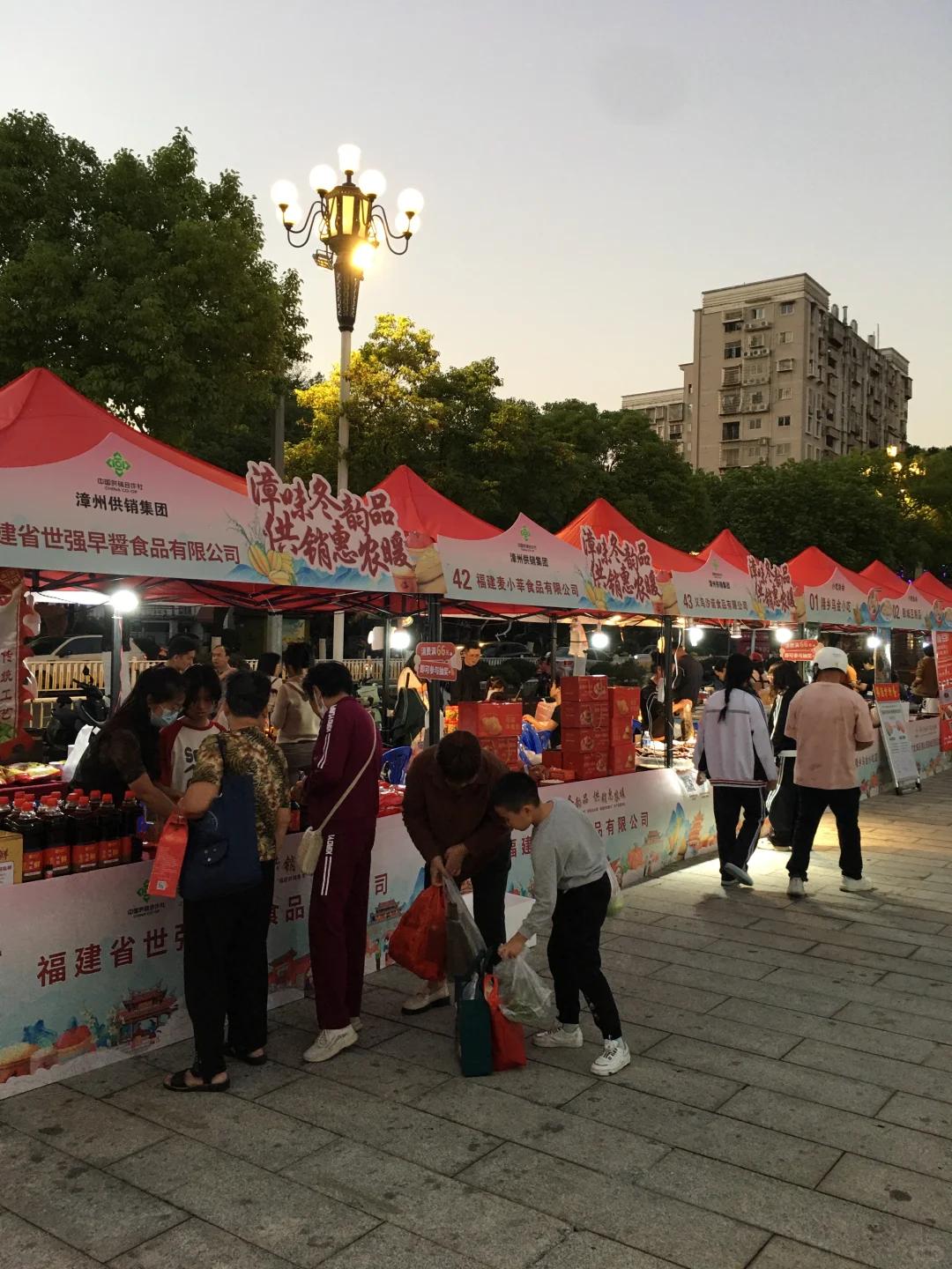 古城西广场又有惠农展销会