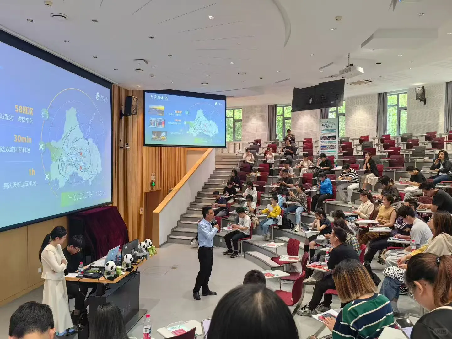 成都人才推介会走进清华大学