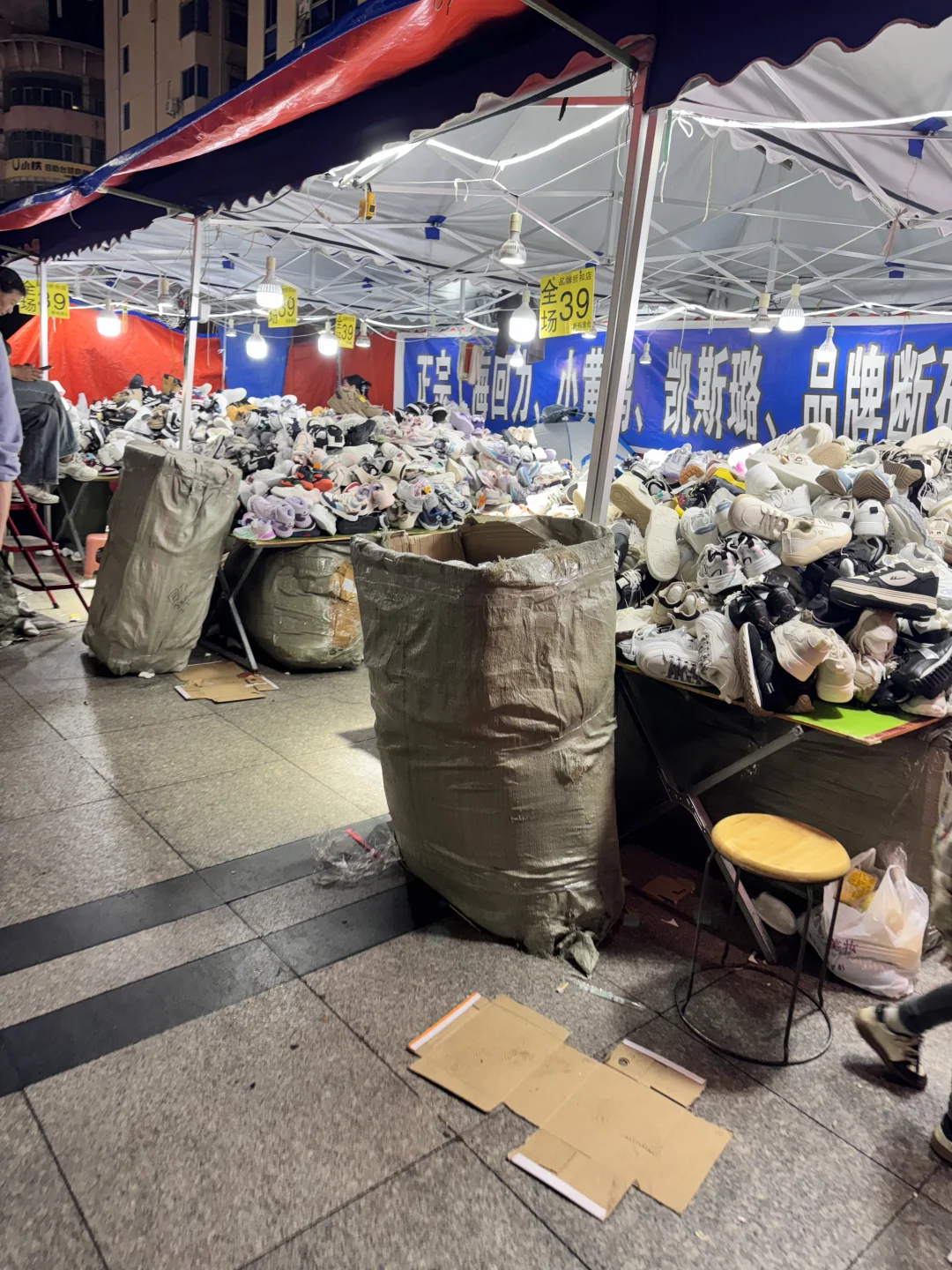 明天正式开张的吉安展销会今晚就把它逛完