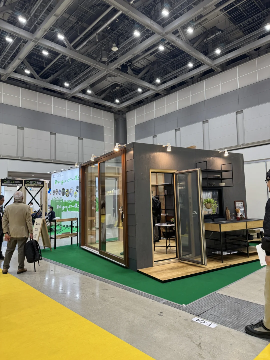 在两个海外展会看完，我发现机会很多